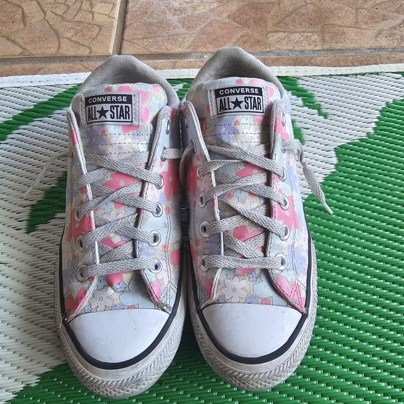 Converse Sneakers Size 6 - Picture 2 of 4
